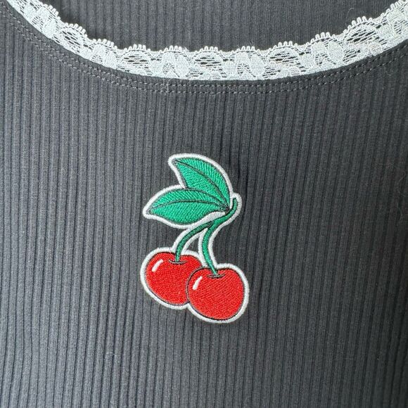 Current Mood Crop Top Womens 1X Black Cherry Patch Lace Trim Y2K Goth Ribbed - Picture 4 of 8